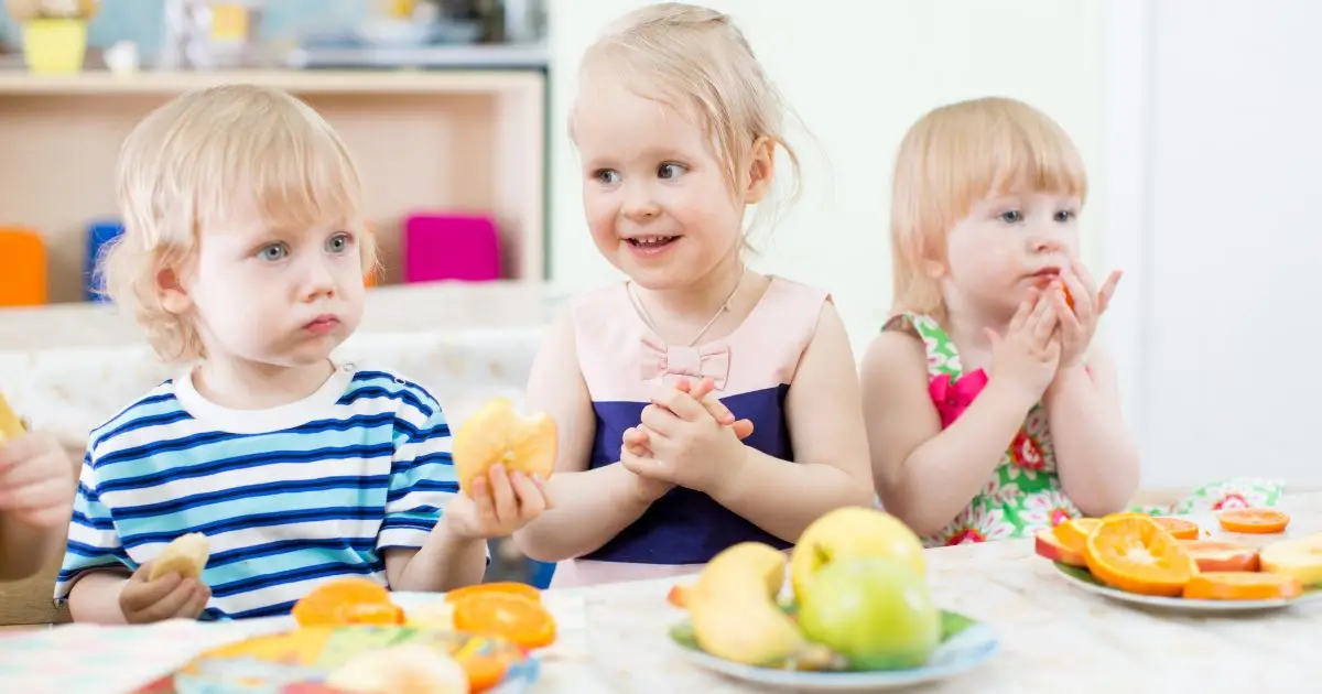 guarderia niños comiendo saludable