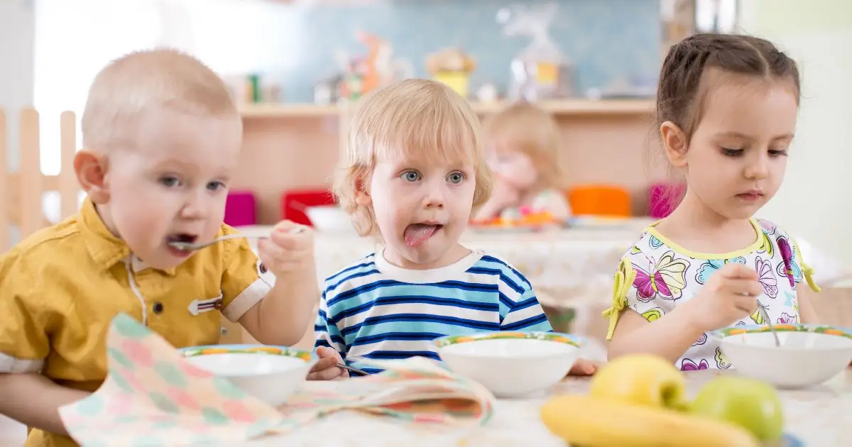 niños pequeños comiendo guarderia